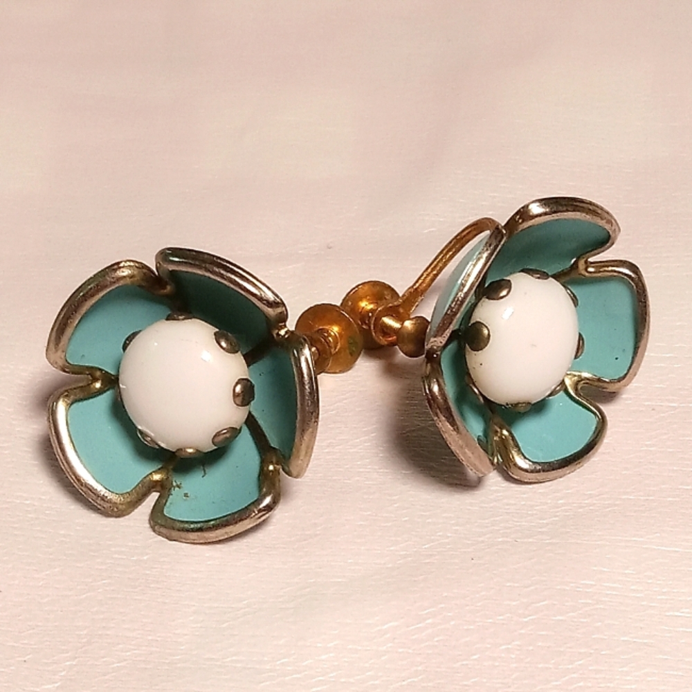 Vtg. Flower screw back earrings